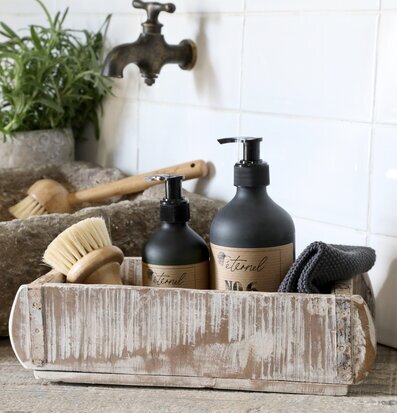 Bild av stilfullt arrangerade vardagsföremål i hemmet