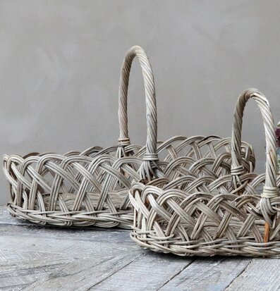 Bild av två rustika korgar med blommor i bakgrunden