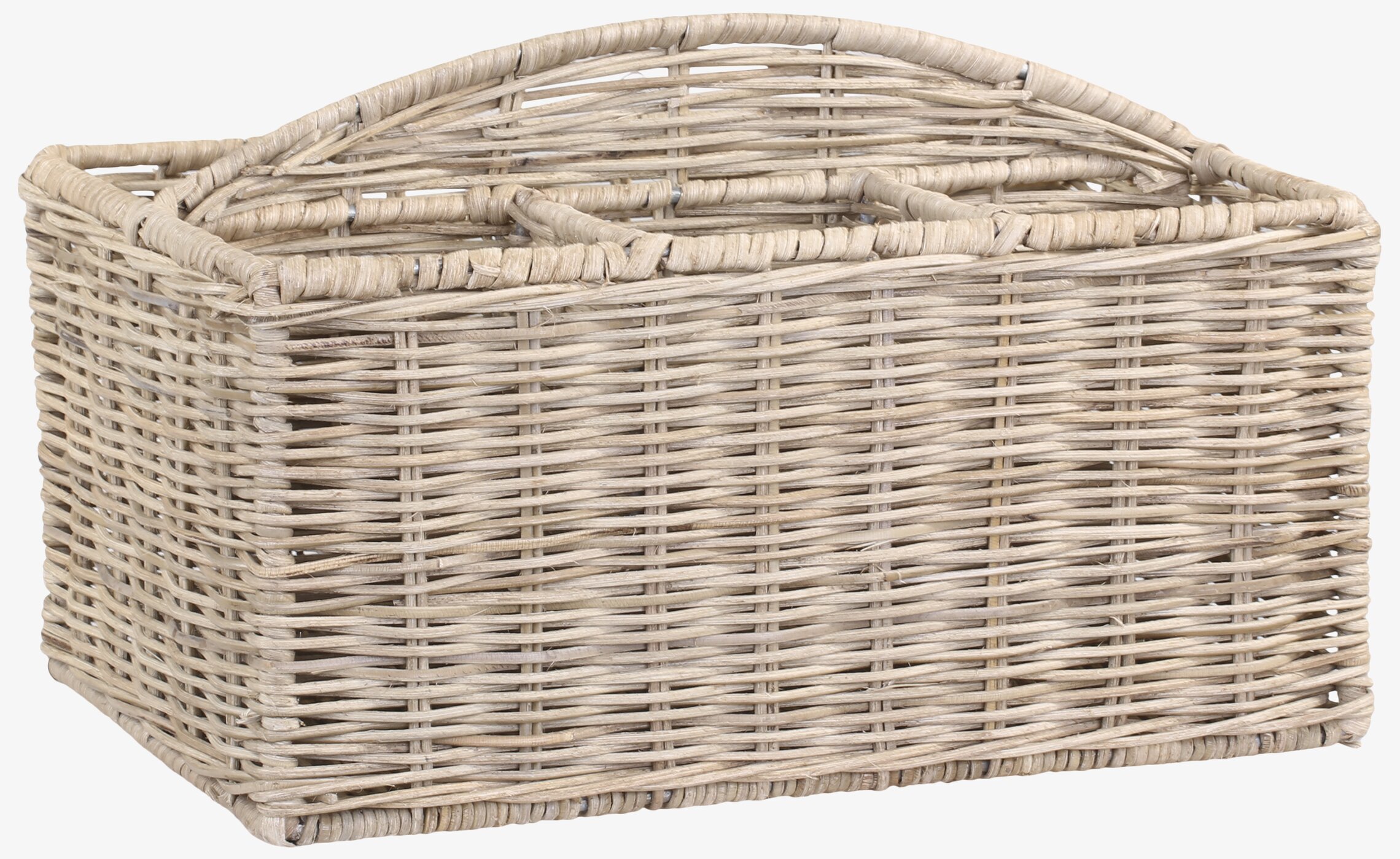 Bild av rustik rottingkorg med handtag och flätning