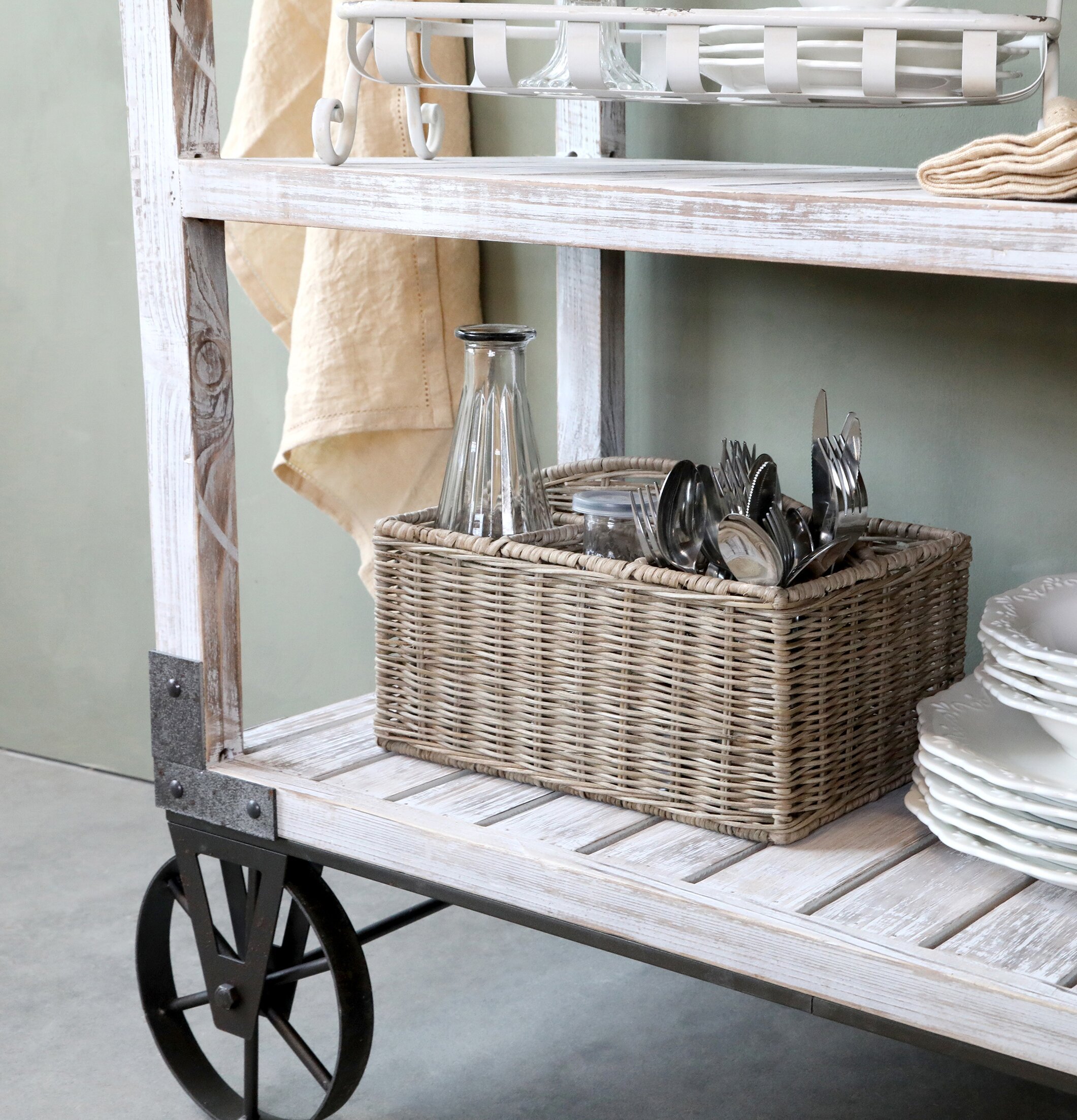 Förvaringskorg Rotting från Chic Antique på rustik hylla