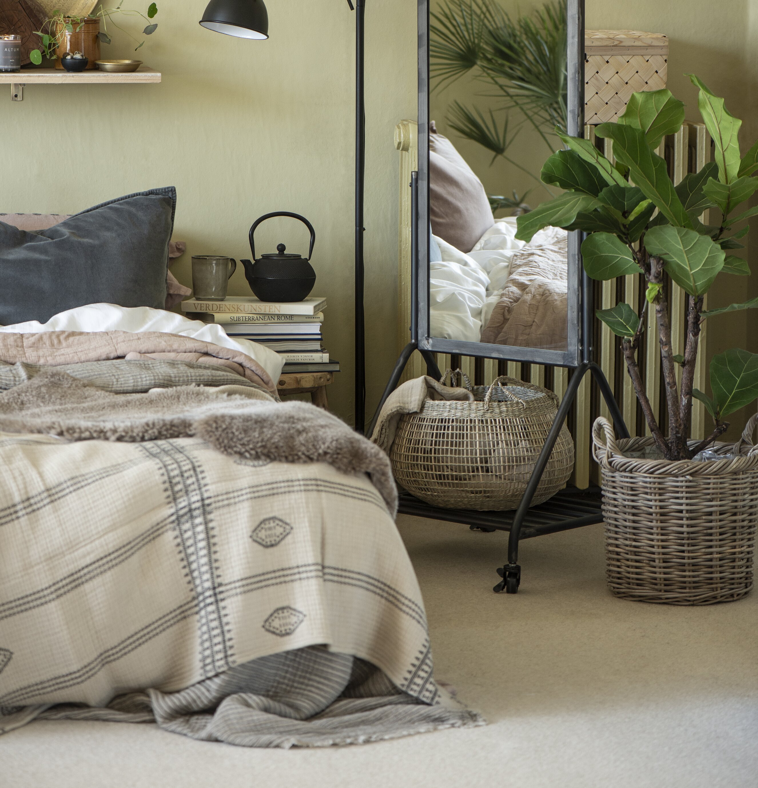 Bild av harmoniskt sovrum med jordnära inredning