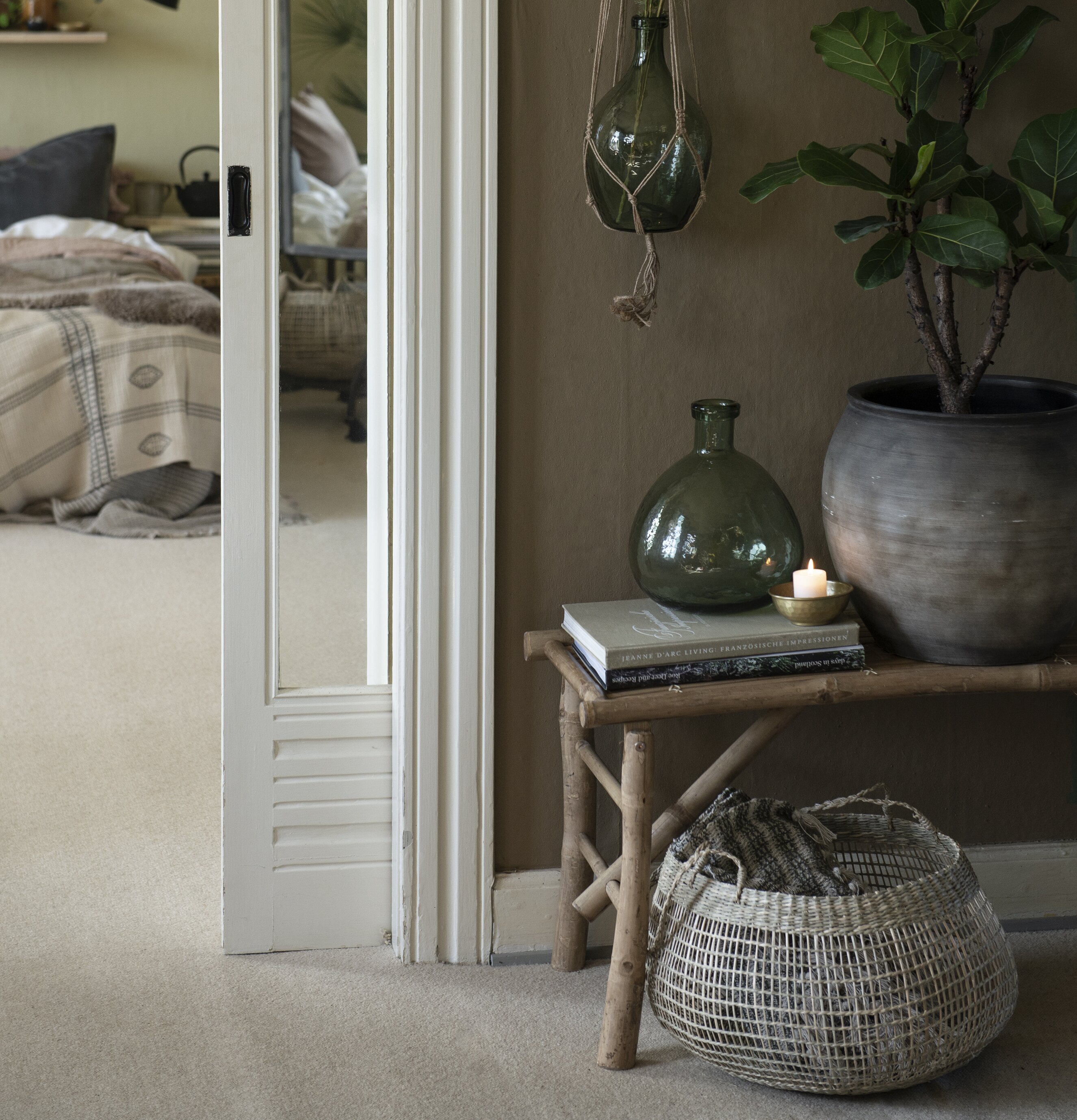 Bild av harmonisk interiör med naturliga element