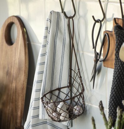 Bild av stilren köksinredning med trådkorg och sparris