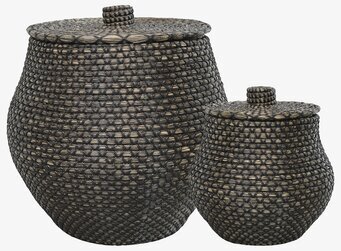 Bild av två flätade korgar med lock och handtag