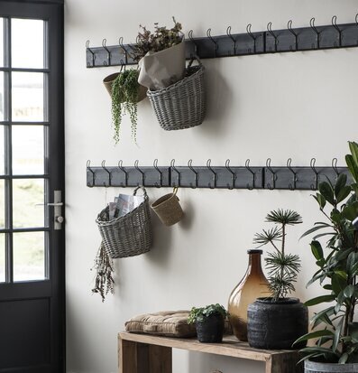 Bild av harmonisk interiör med väggkorgar och växter