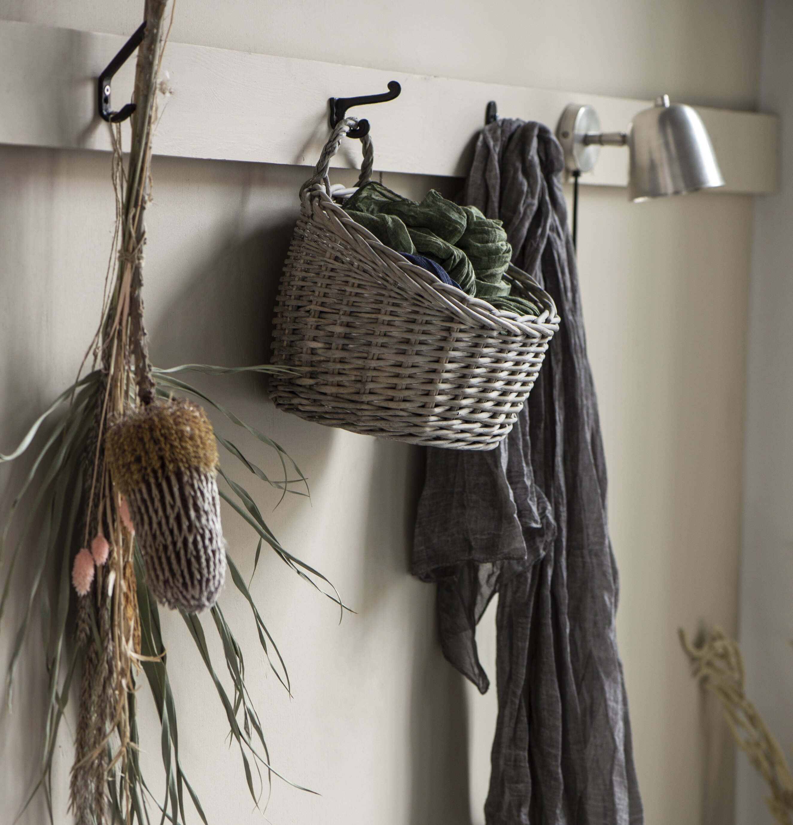 Väggkorg Oval Vide från IB Laursen fylld med textilier