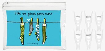 Bild av klädnypor och färgglada strumpor på klädstreck