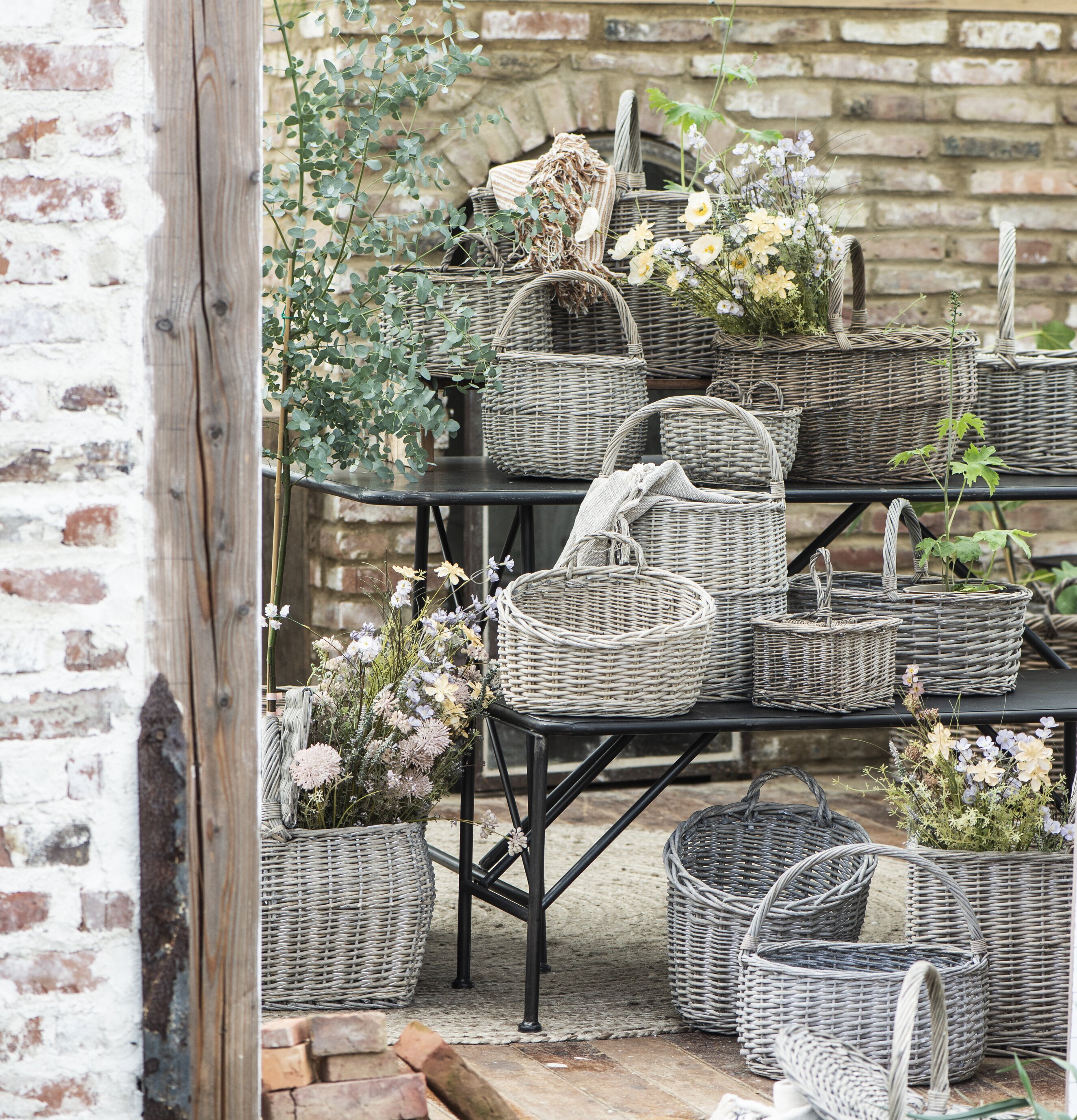 Väggkorg Oval Vide från IB Laursen i en rustik miljö