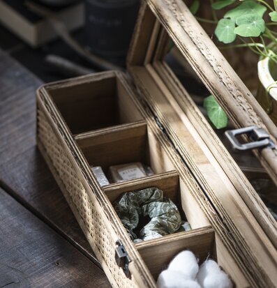 Bild av elegant smyckeskrin med sex fack i naturmaterial