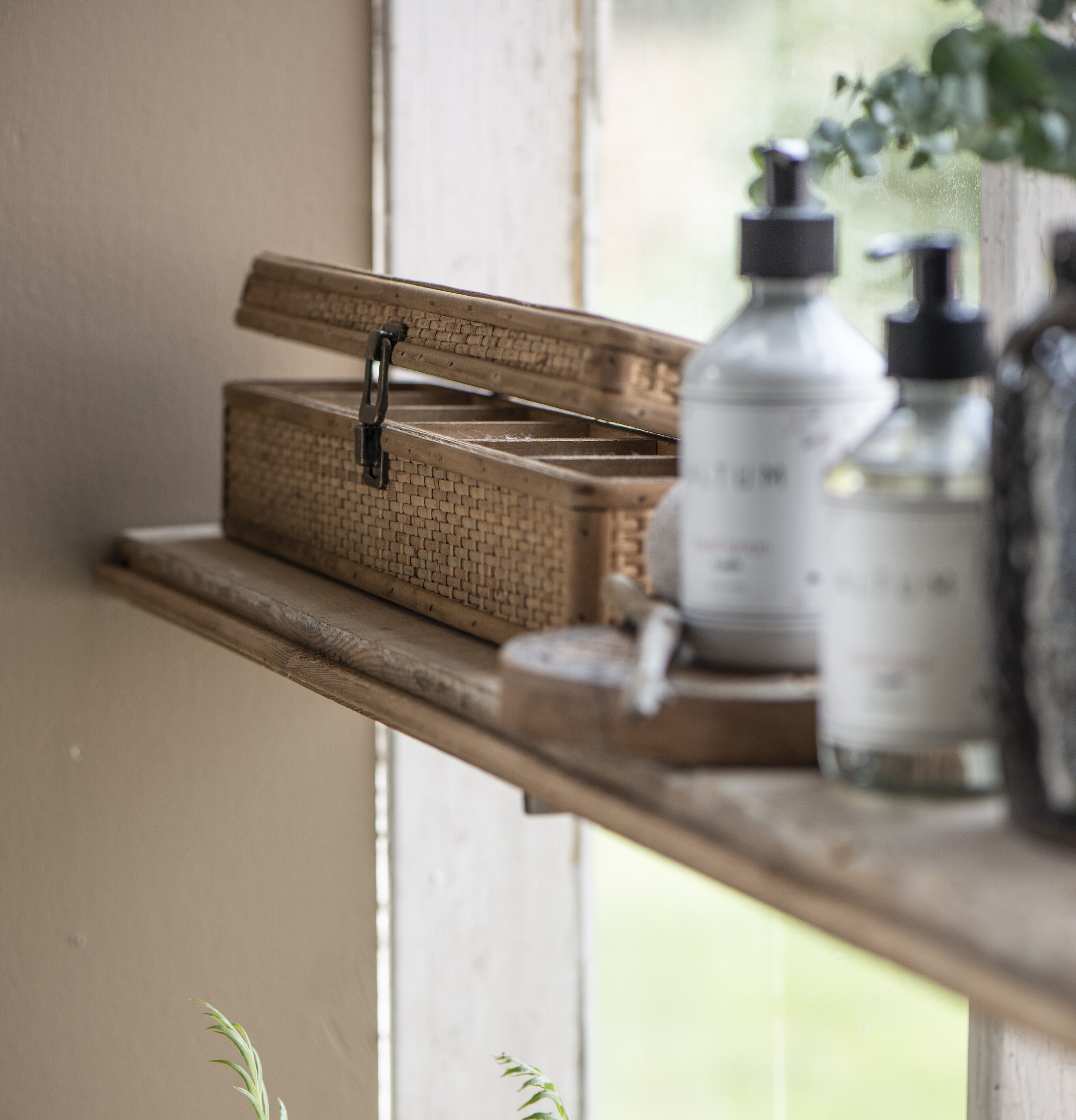 Smyckeskrin 6 Fack från IB Laursen på trä hylla vid fönster