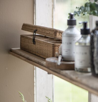 Bild av harmonisk inredning med smyckeskrin och grönska