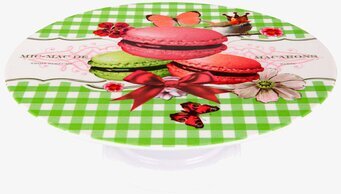 Foto av färgglatt tårtfat med makroner och blommor