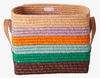 Bild av färgstark raffiakorg med ränder och läderhandtag