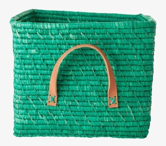 Bild av grön raffiakorg med läderhandtag