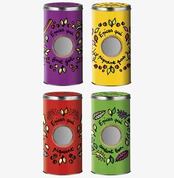 Bild av färgglada plåtburkar med kryddmotiv i köket