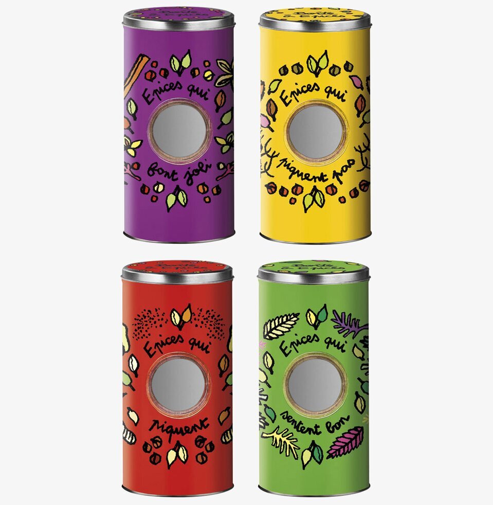 Bild av färgglada plåtburkar med kryddmotiv i köket