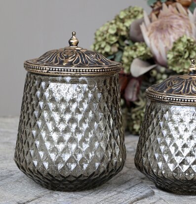 Bild av eleganta förvaringsburkar med antik stil