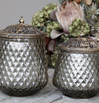 Bild av exklusiva förvaringsburkar i glas och metall