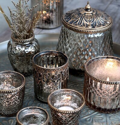 Bild av eleganta förvaringsbehållare och ljushållare