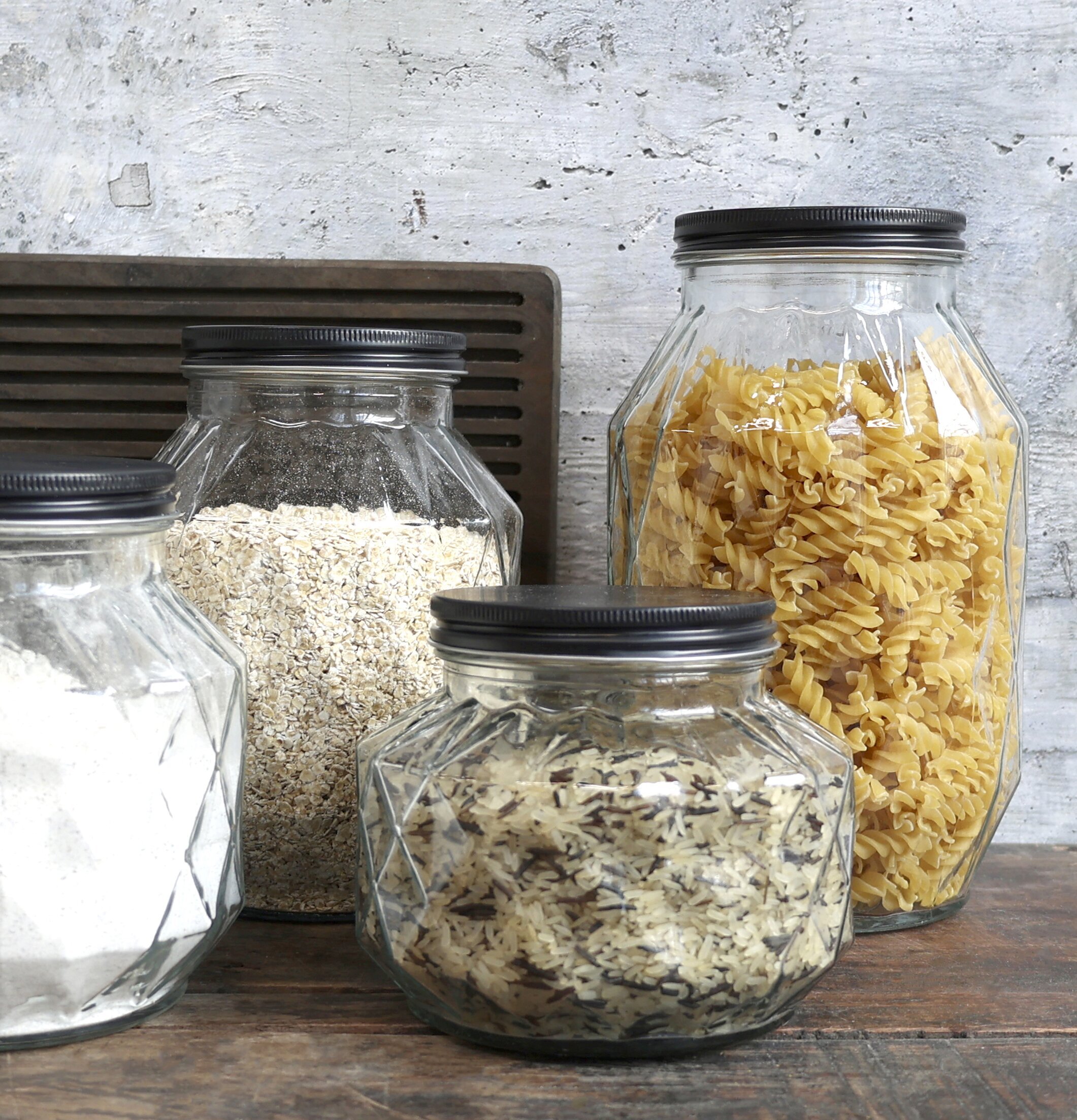 Bild av eleganta glasburkar i stilfull köksmiljö