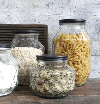 Bild av rustika glasburkar i lantlig köksmiljö