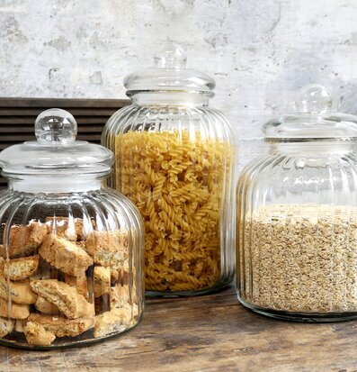 Bild av eleganta glasburkar för köksförvaring