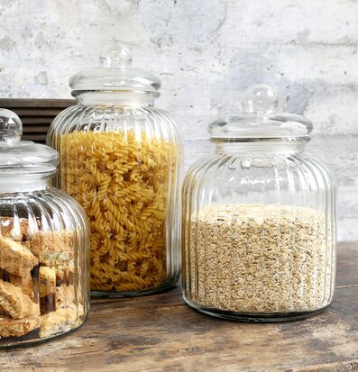 Bild av stilrena glasburkar med lock och innehåll