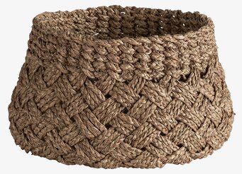 Foto av vävd korg i naturligt material och jordtoner