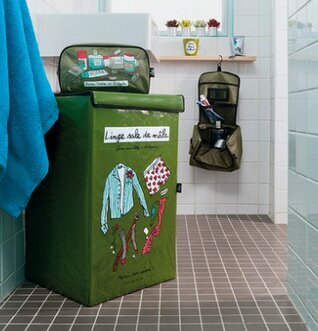 Bild av stilrent badrum med grön necessär och accessoarer