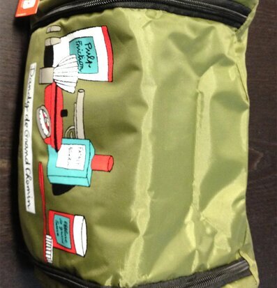 Bild av stilfull grön necessär med praktisk design