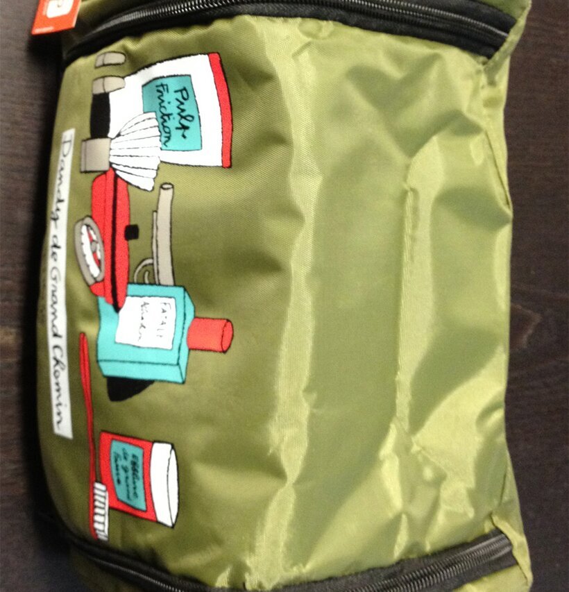 Bild av stilfull grön necessär med praktisk design