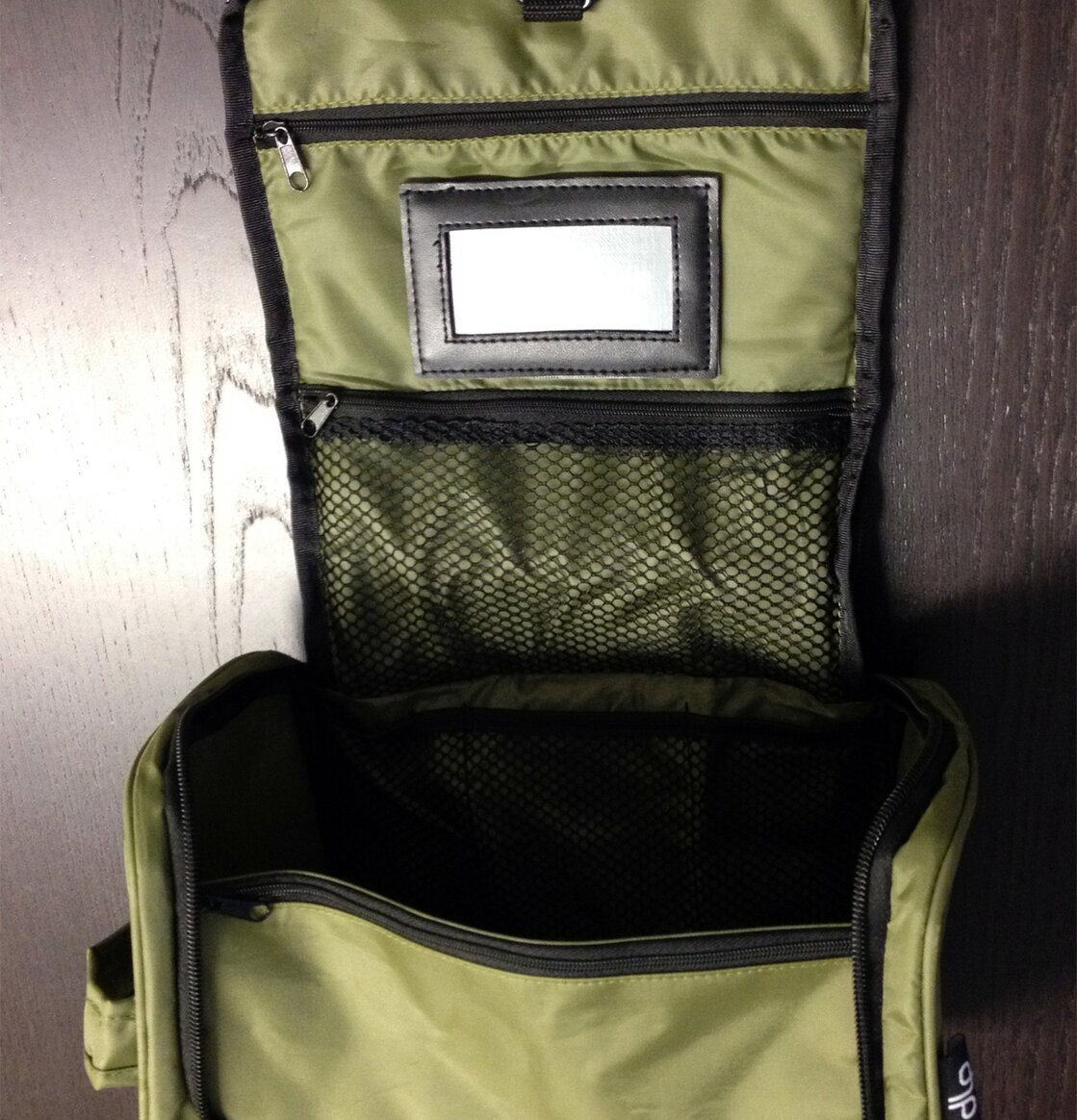 Bild av praktisk och stilren necessär i grön design