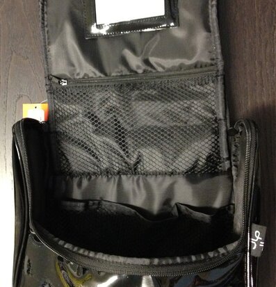 Bild av stilren och praktisk hängande necessär