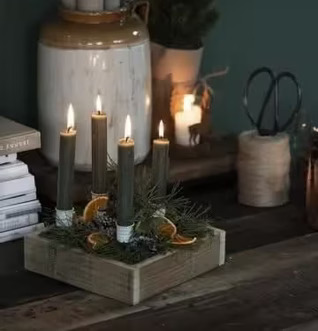 Bild av harmonisk inomhusmiljö med rustik trälåda