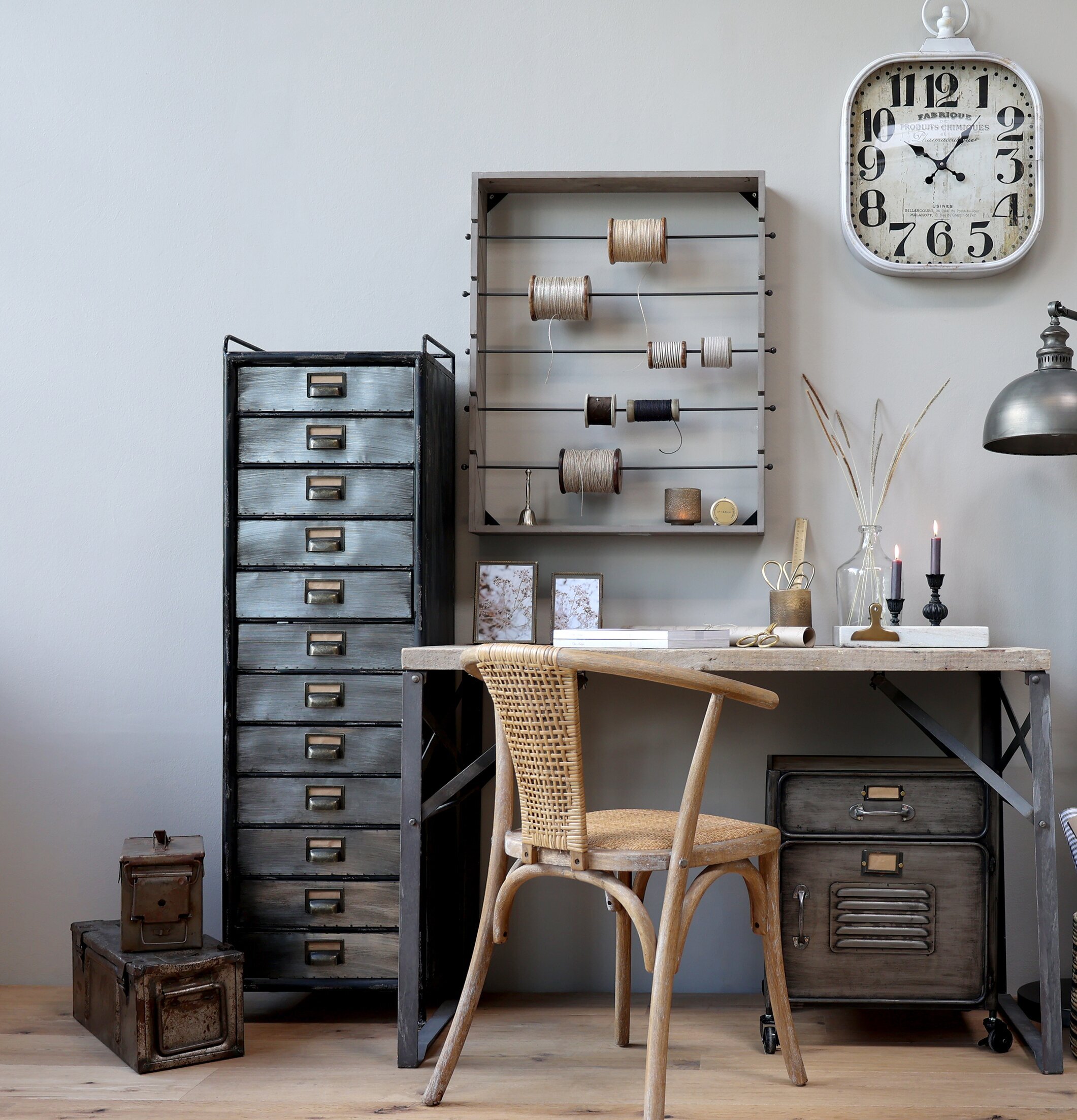 Bild av industriellt inrett rum med vintagekänsla