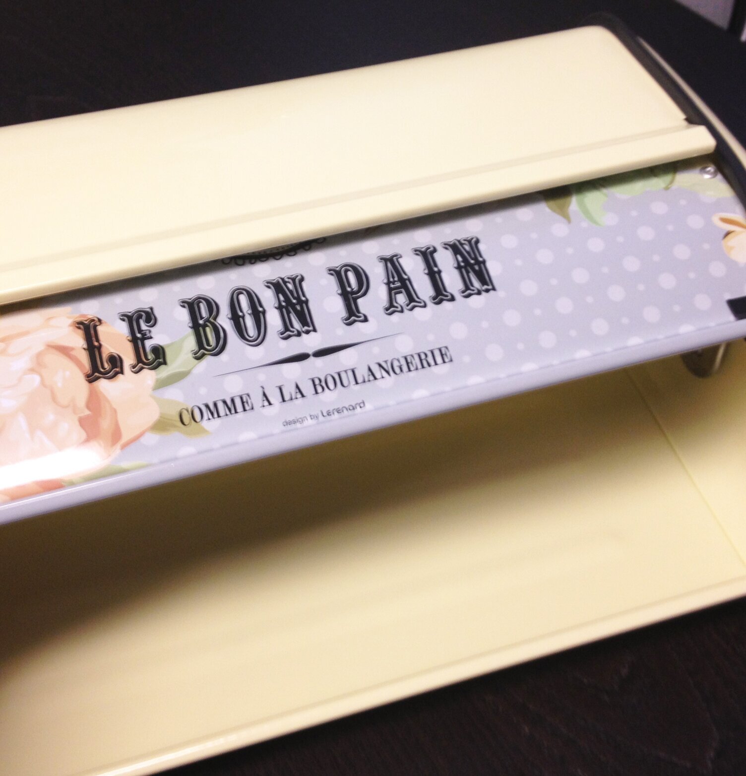 Brödbox Gott Bröd från Derriére la porte i ljusgul metall