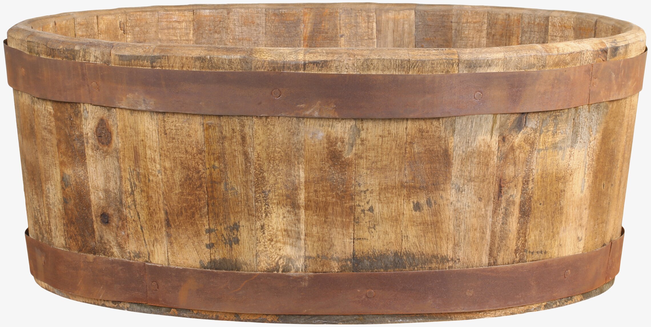Foto av rustikt träkärl med metallband och detaljer
