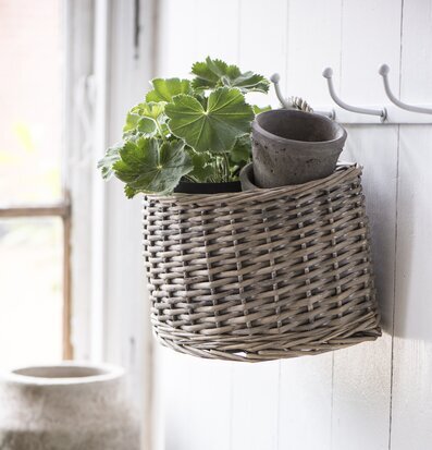 Bild av elegant väggkorg och rustika blomkrukor
