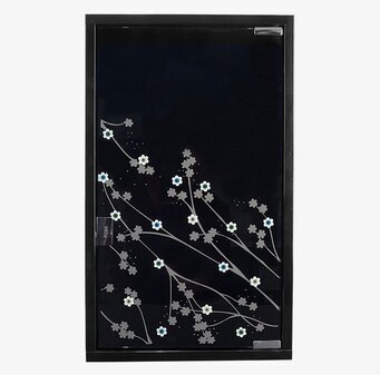 Bild av elegant kombiskåp med körsbärsblommor i fokus