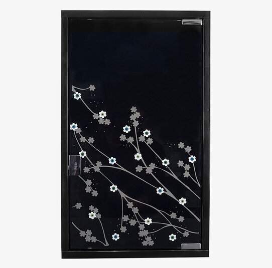 Bild av elegant kombiskåp med körsbärsblommor i fokus