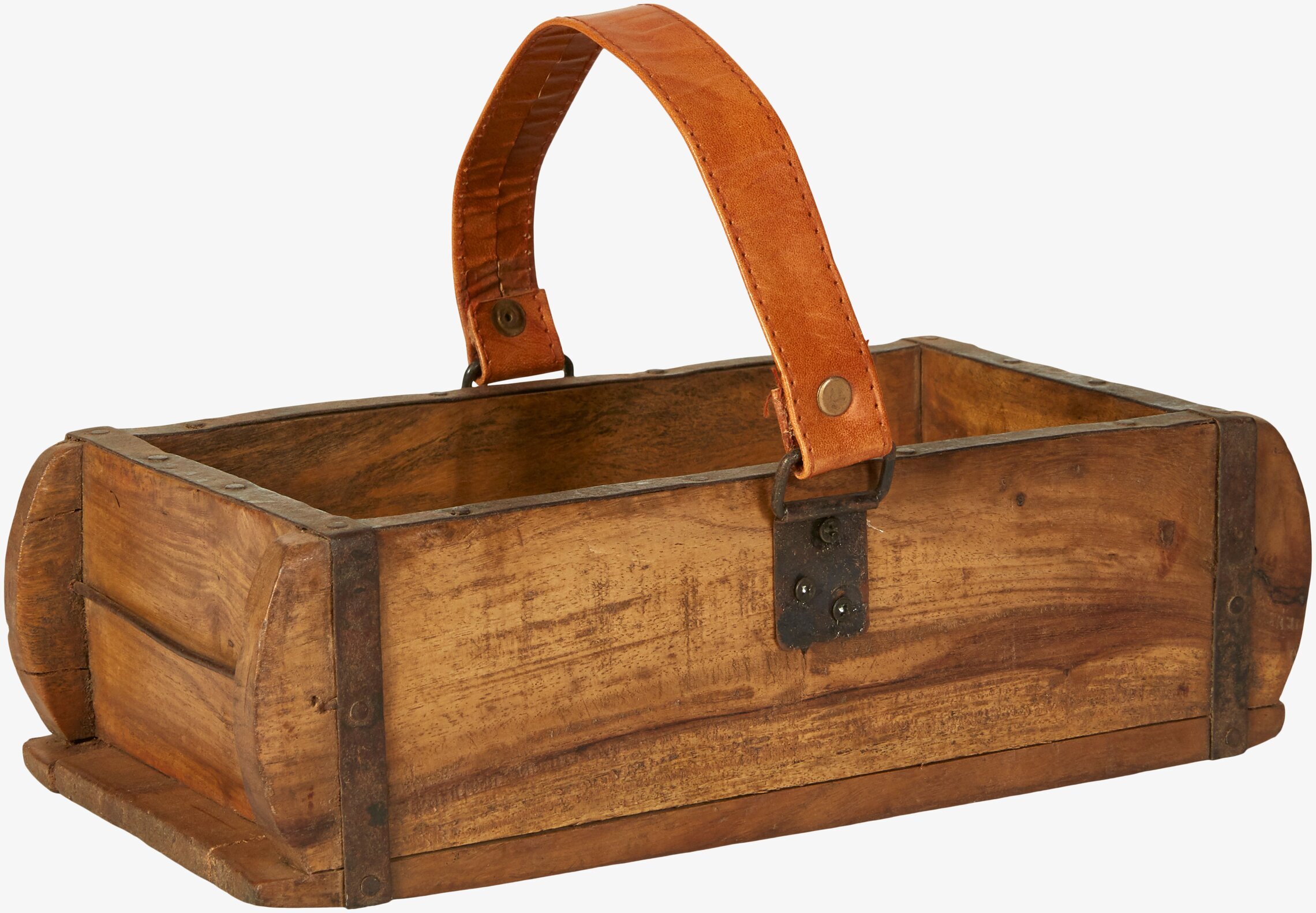 Bild av rustik träform med metallbeslag och läderhandtag