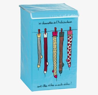 Foto av turkos tvättkorg med lekfullt strumpmotiv