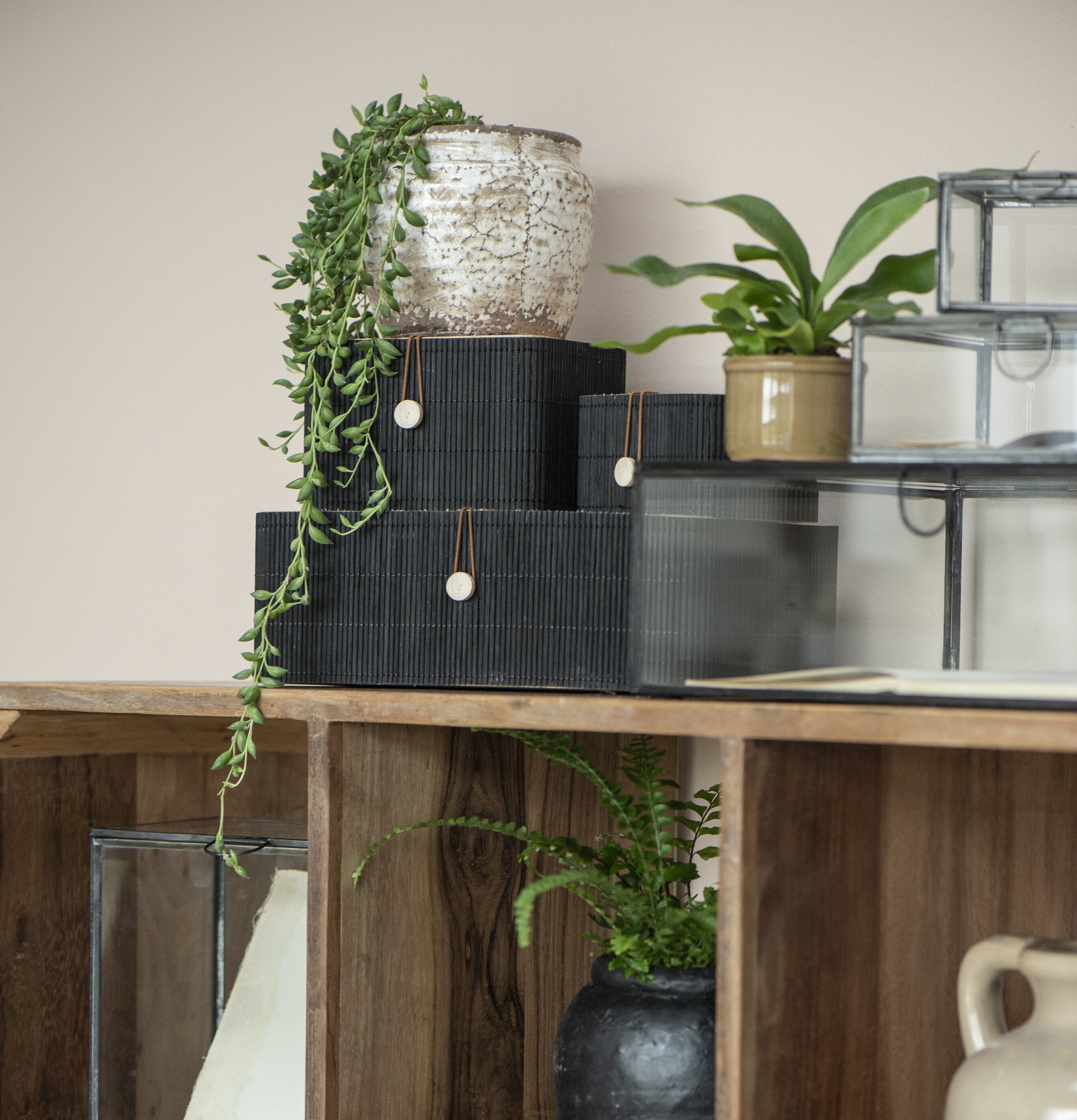 Förvaringslåda Bambu Svart från IB Laursen på trähylla