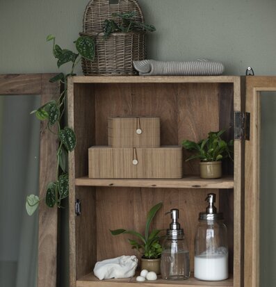 Bild av harmoniskt arrangerat träskåp med detaljer