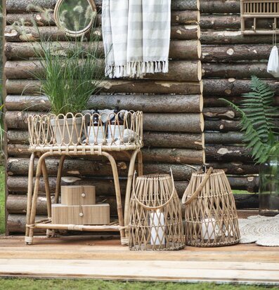 Bild av harmonisk utomhusmiljö med rottingdetaljer