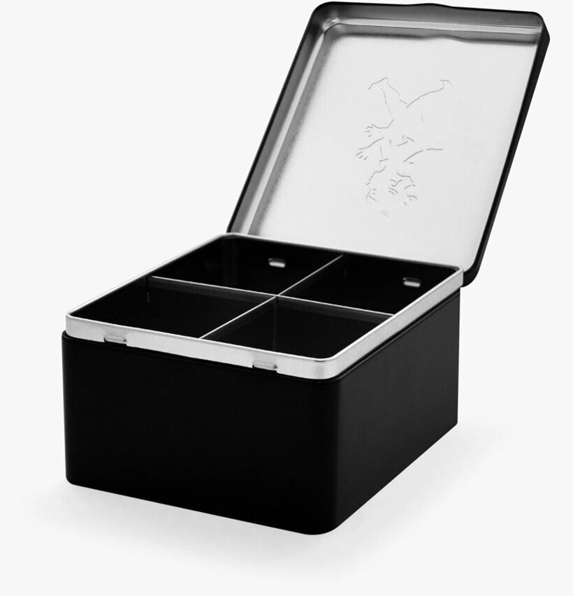 Tepåse Plåtburk 4-Fack Svart från Solstickan på köksbänk