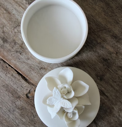 Bild av elegant designad plåtburk med fjärilsdekor