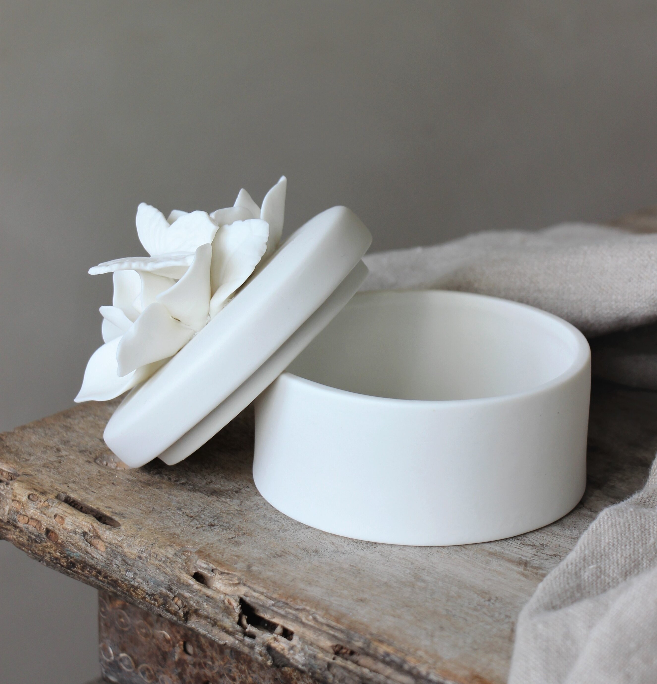 Bild av elegant plåtburk med intrikat lockdesign