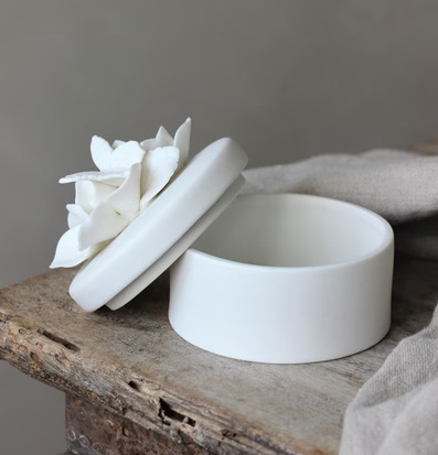 Bild av elegant plåtburk med intrikat lockdesign