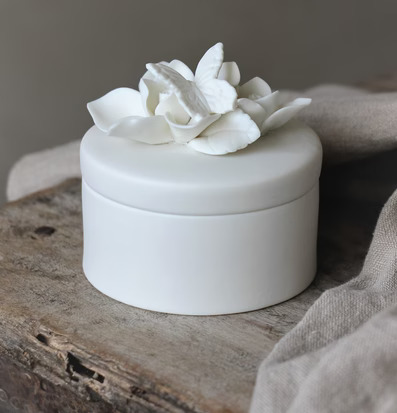 Foto av elegant och konstnärligt designad plåtburk